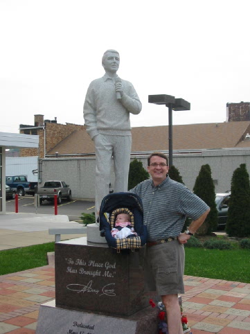 Janie, Randy and a marble Perry Comom statu